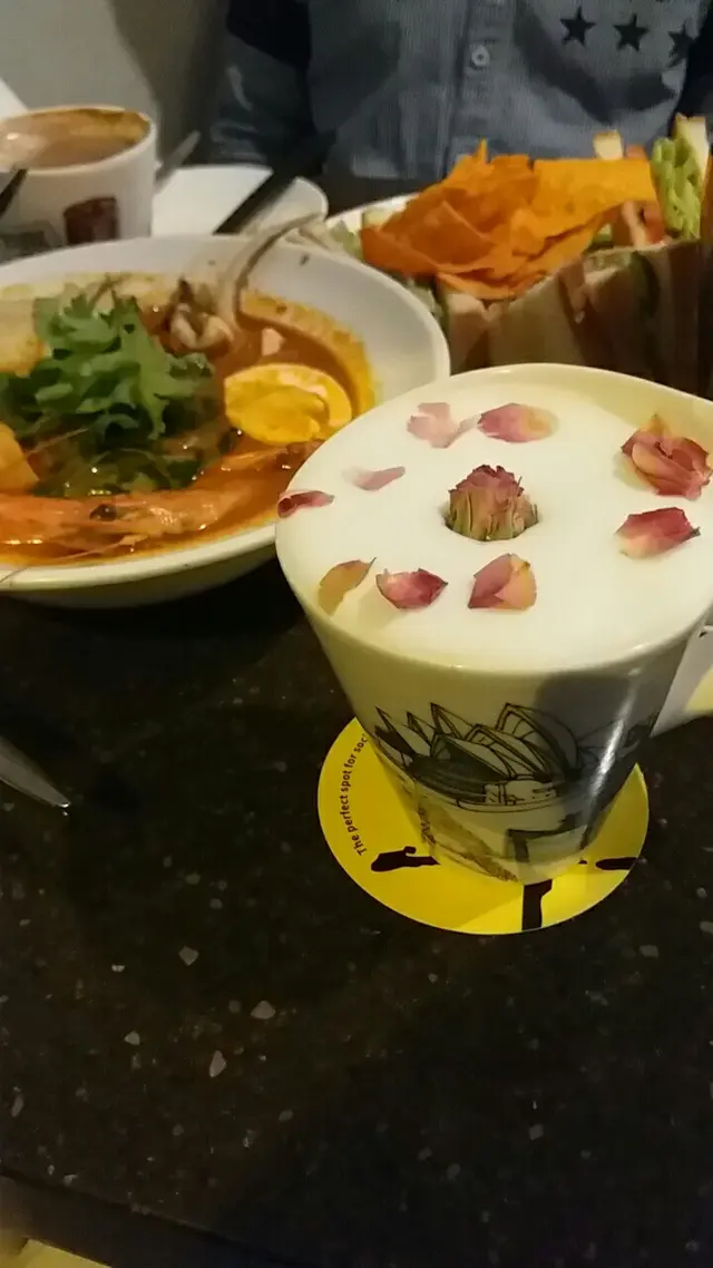 後面是檳城海鮮叻沙冬粉