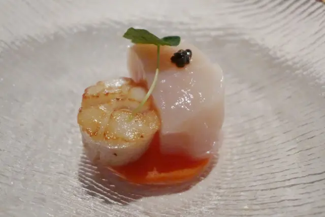 北海道帶子二重奏: 帶子刺身配意大利魚子醬及日本山葵、香煎帶子配海鹽