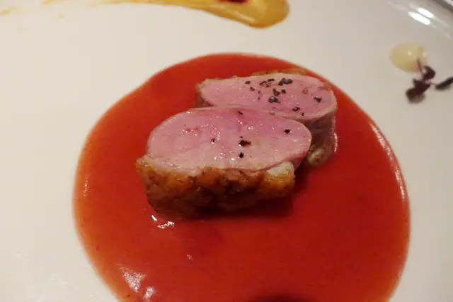 香焗鴨胸配鮮無花果及小紅蘿蔔、紅酒燒汁、紅菜頭醬及無花果芥末