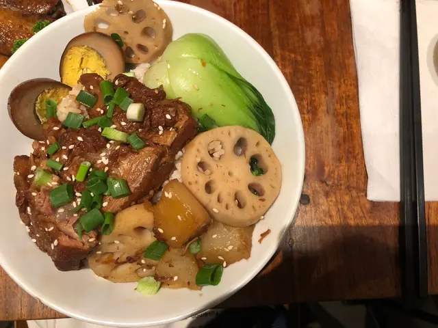 沖繩豬軟骨滷蛋飯