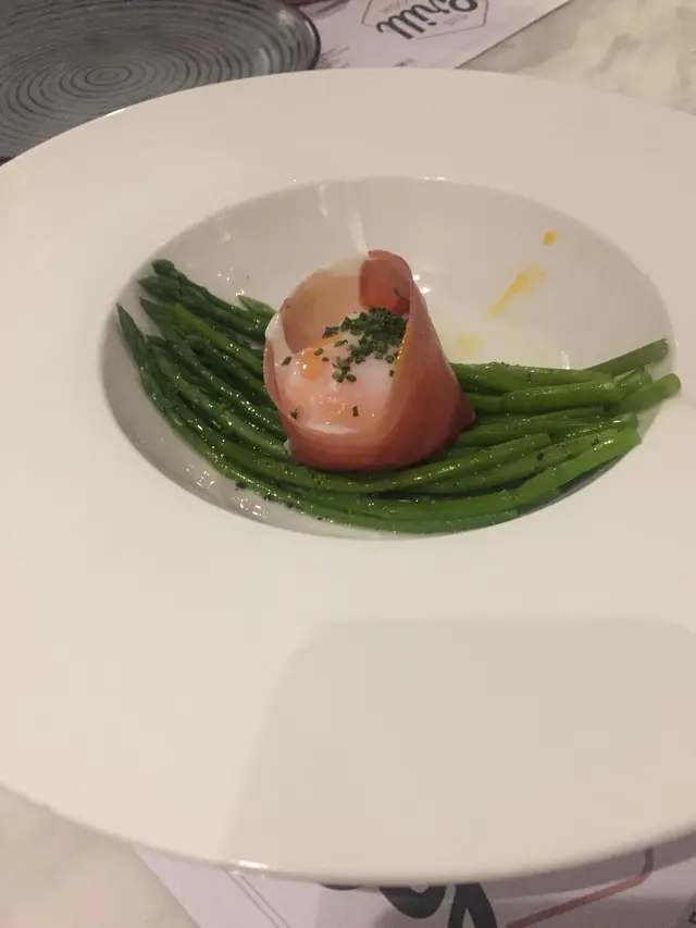 巴馬火腿配溫泉蛋黑松露幼露荀沙律