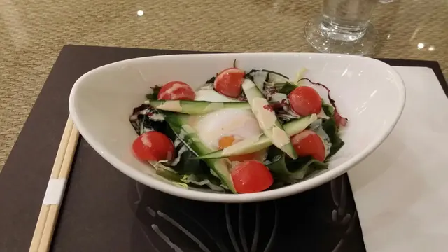 蕃茄海藻沙律伴溫泉蛋