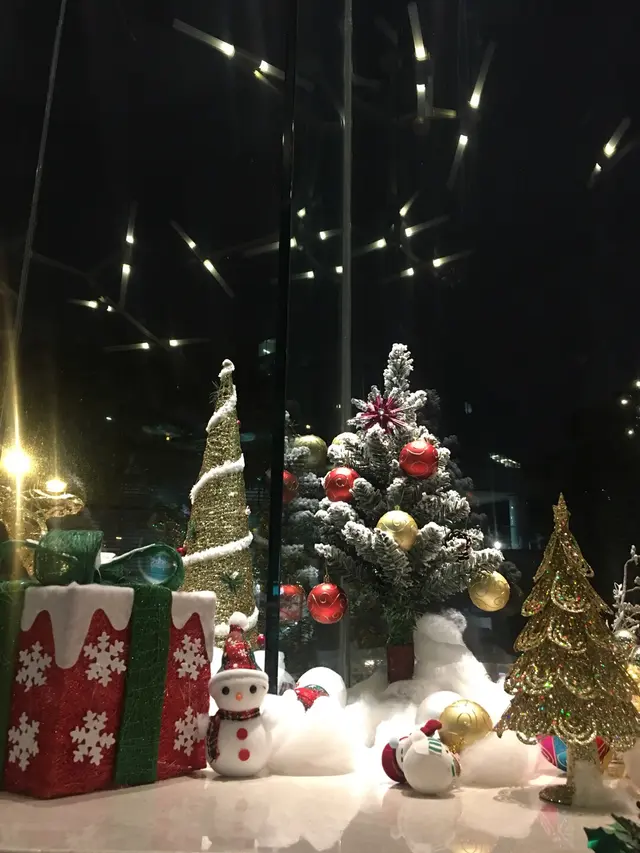 被安排於近窗的位置，我們的身旁被各種可愛的聖誕小裝飾和布偶包圍，Instagram-able~~ 嘻嘻💕💕