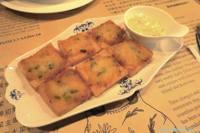 用上蝦膠同菜撈埋炸