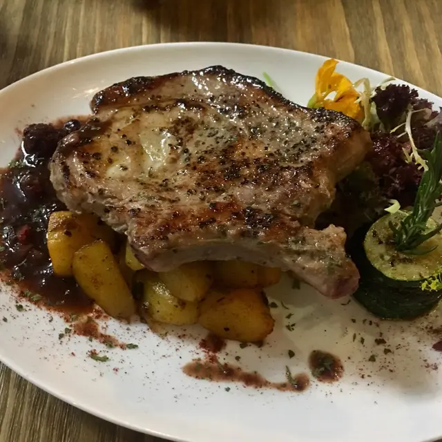 慢煮加拿大豬鞍架(8oz)配紅莓醬$198 超厚既豬鞍架酸酸甜甜令人胃口大開，1d都唔韌，口感豐富嫩滑多汁又有彈性，薯粒同瓜都好入味