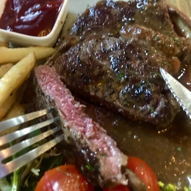 炭燒紐西蘭肉眼扒(10oz) $258 配薯條、沙律 ；薯條🍟係用真既薯仔新鮮炸熟，非常香脆，口感比平時食既更豐富更有薯仔味；肉眼扒係五成熟，入口好Juicy，肉質鮮嫩唔會韌