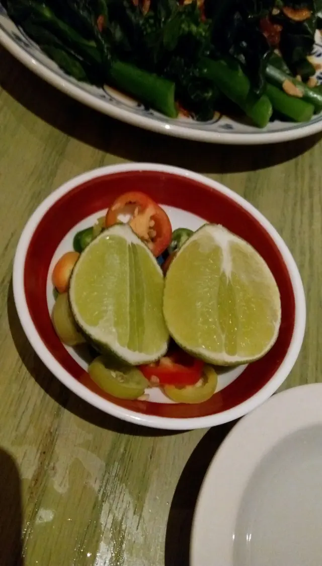 入座後,服務員會為你送上青檸和辣椒。你可以自己的喜好放入食物,增加味道層次。