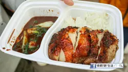喺小食店食饭，多数都会谂起颓饭，几十蚊医饱个肚就算，估唔到店长会极力推介即煎鸡扒饭。果然又真系大件夹抵食！大大块鸡扒即叫即煎，外皮脆、肉质嫩滑，好似食紧酒楼炸子鸡咁正！啲汁都好特别，黑糖鼓油汁甜甜哋，少少似咖喱，捞饭好开胃。