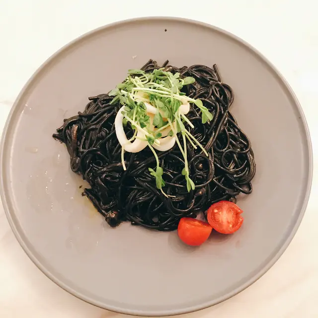 蒜片墨汁魷魚野菌忌廉墨汁意粉
