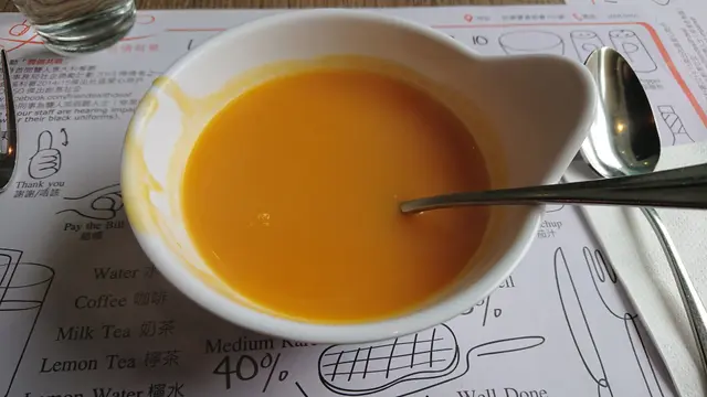 跟餐的南瓜湯