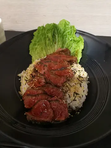 牛扒盖饭(220g)