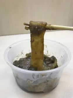 这小店最大的特色是他们的自家制芝麻酱，据老板说是他们每天即磨的，包证香滑！的确，这个粗薯粉的味道很特别，大量黑芝麻酱配上粗薯粉，同时混合了白芝麻增加口感，味道香浓！另外因为加了一点点酱油的关系，可以吃甜中带咸的感觉，却不带任何违和感，以$12这个价钱来说，简直是好味又超值！