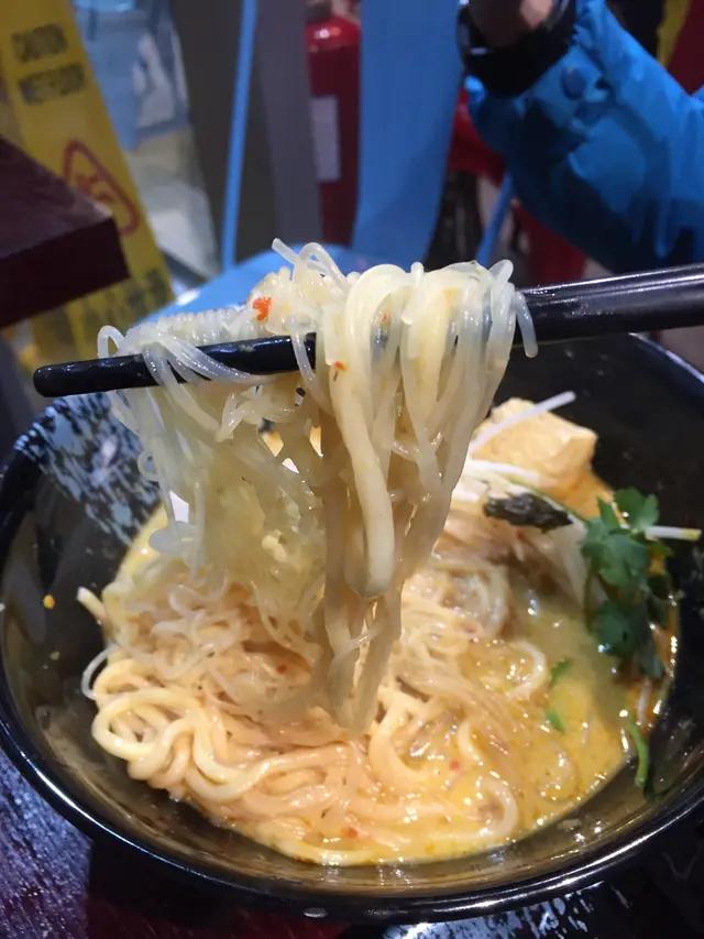 馬拉喇沙湯麵，麵是油麵及米粉混合而成，口味獨特。配搭一款餸，連飲品都只是$38!