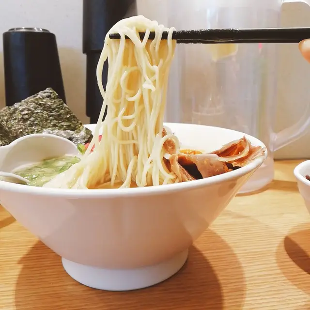 直身極細麵顏色比較白,麵粉為主
因為表面面積大吸附湯汁能力較強,對麵條本身嘅味道自然冇咁看重