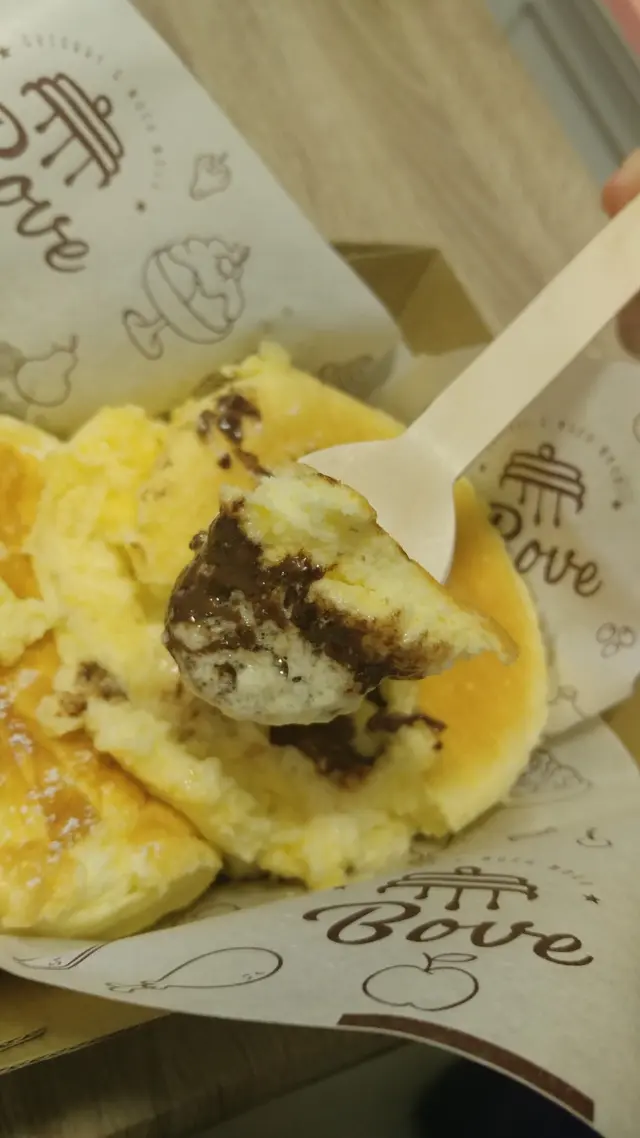 原味梳乎厘班戟配蜜糖醬金莎朱古力流心餡