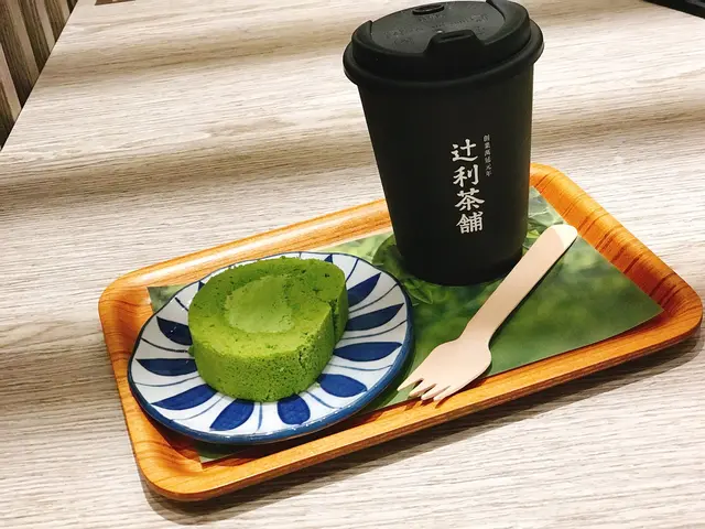 Matcha  rollcake  slice