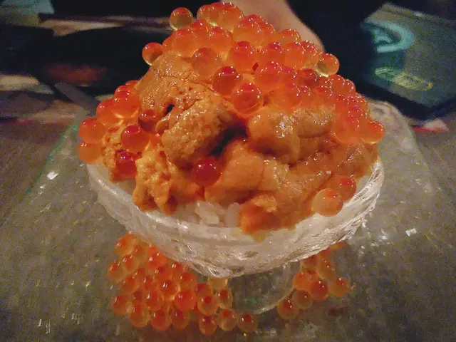 壽司飯上鋪滿金黃鮮豔嘅海膽 好有光澤 加上晶瑩剔透嘅三文魚子 吸睛度爆錶!