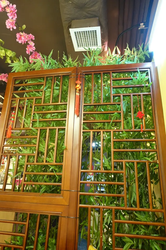 好像走進鬧市裡的竹林