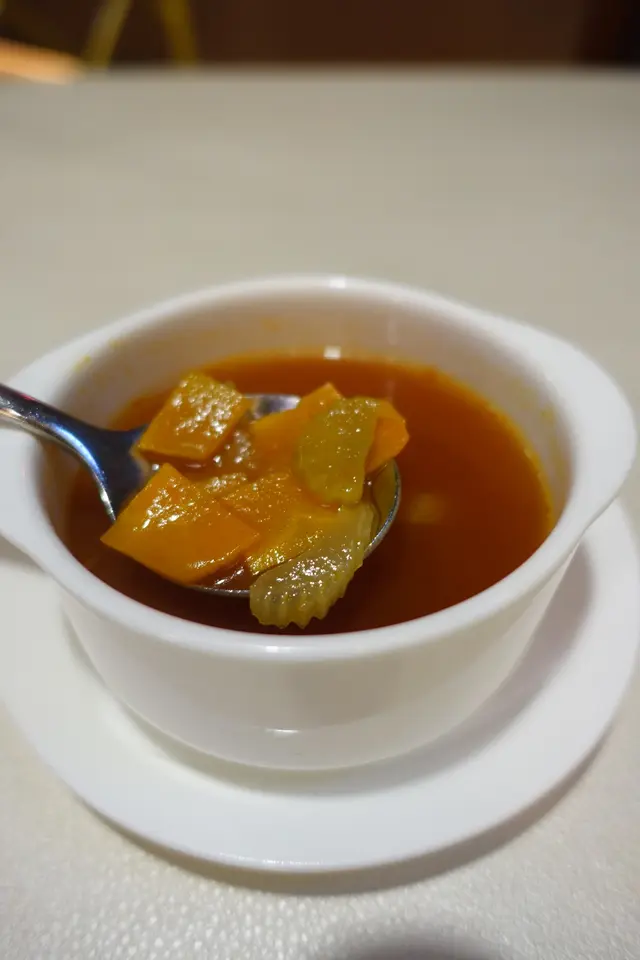 混合西芹及紅蘿蔔,兩者都煲得軟腍!