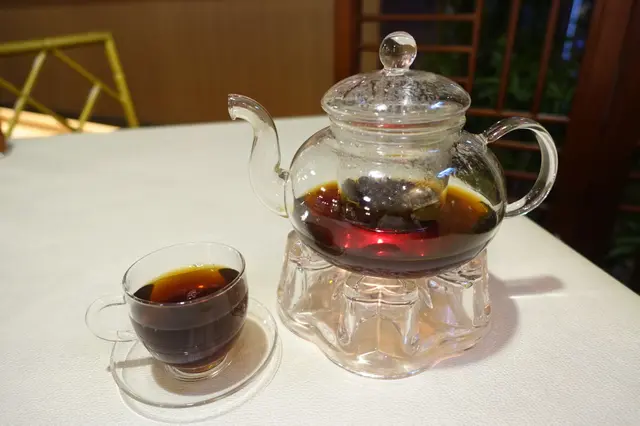 浸泡久了,茶色更通紅亮麗,將近似普洱的深褐茶色!