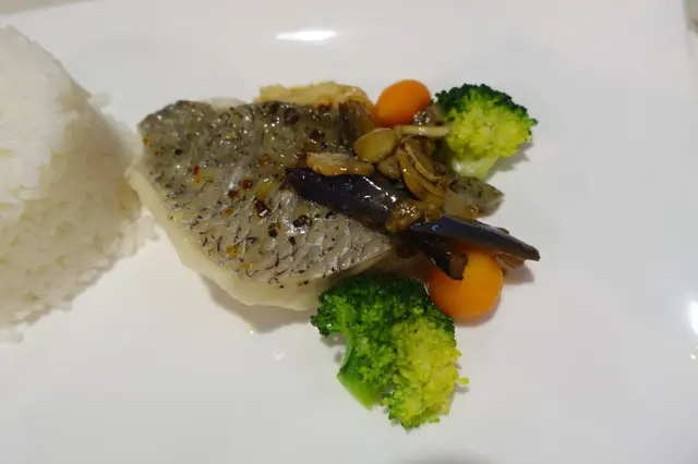 連西蘭花也加入鹽去烹調,其他的配茶則炒香,暖身又香口!