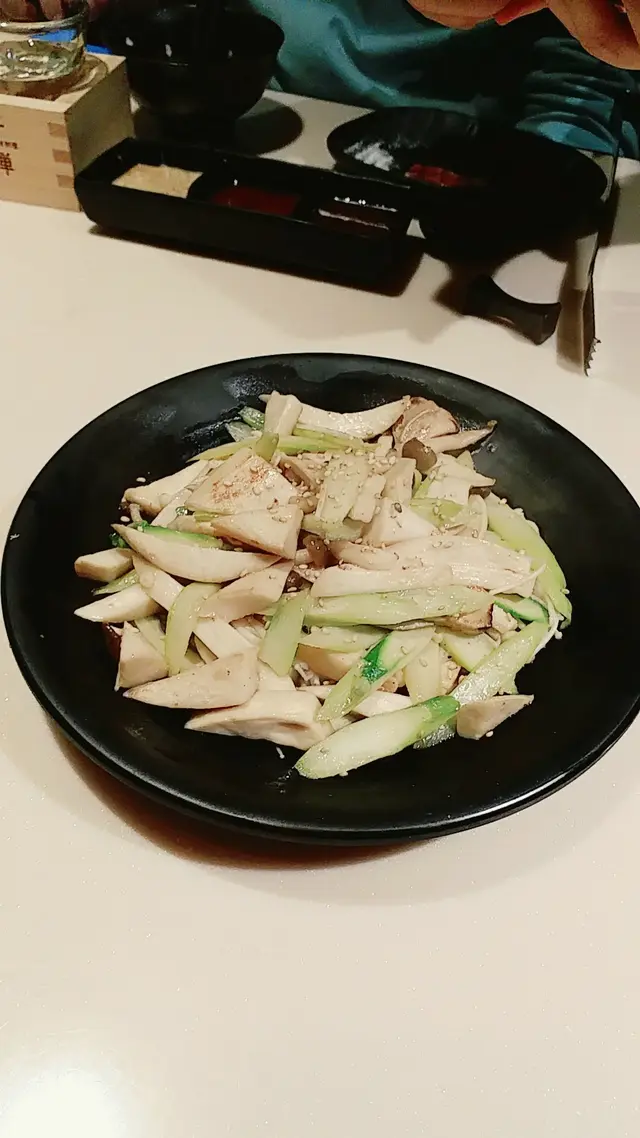 牛油露筍炒野菌