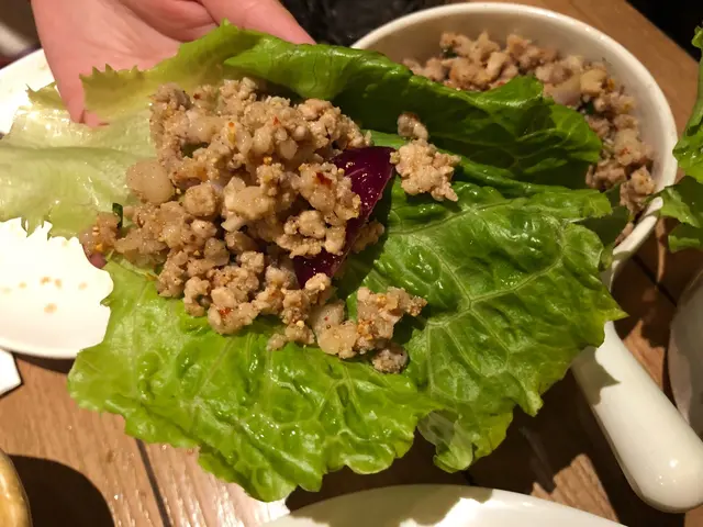 唔係炒嘅街頭泰北生菜包