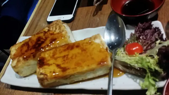 豆腐可以選擇煎和炸 我們就選擇了煎豆腐 豆腐非常軟滑 甜甜的 推薦吃