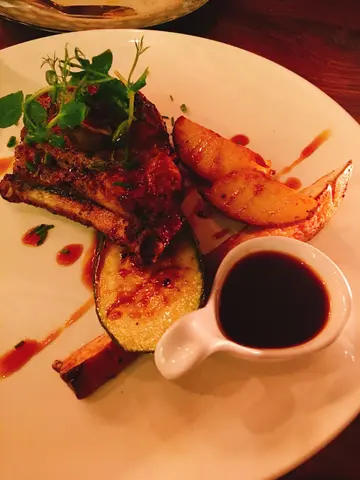 炭烧西班牙极黑豚架佐无花果肉汁