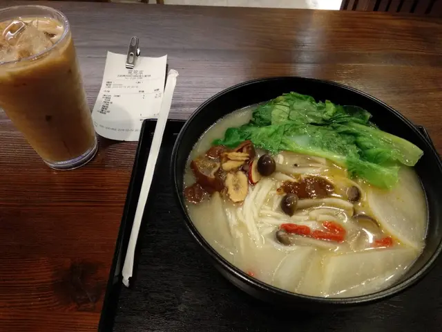 鱷魚湯頭滋補又好飲, 好味次次都會飲清曬, 不過可惜最好食手工河粉同金錢肚賣曬, 而蘿蔔又無試業果時咁入味, 唔係絕對值五粒星