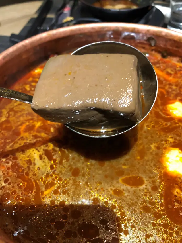 鴨血如傳說中的果凍質感,盡吸麻辣湯汁精華,令人回味無窮。