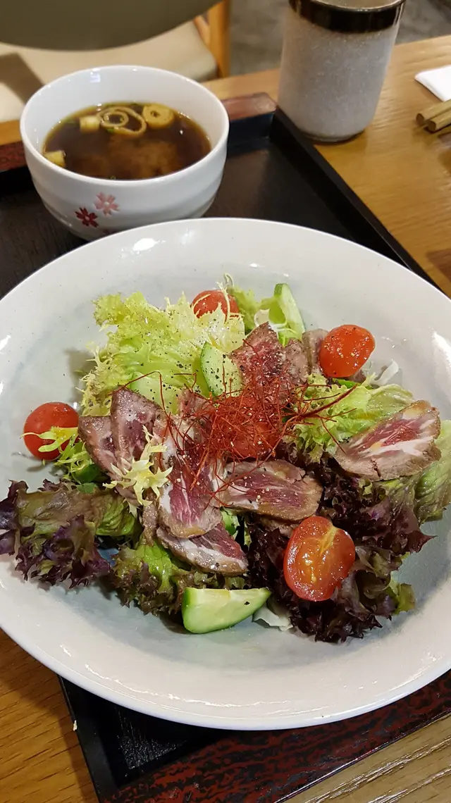 生熟牛肉他他野菜沙律