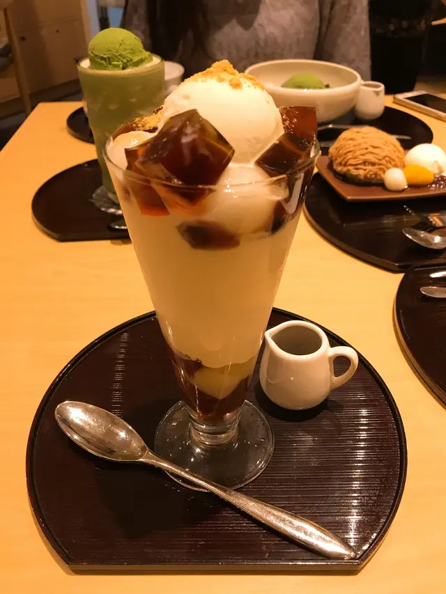 黑蜜牛乳芭菲 (焙茶啫喱)