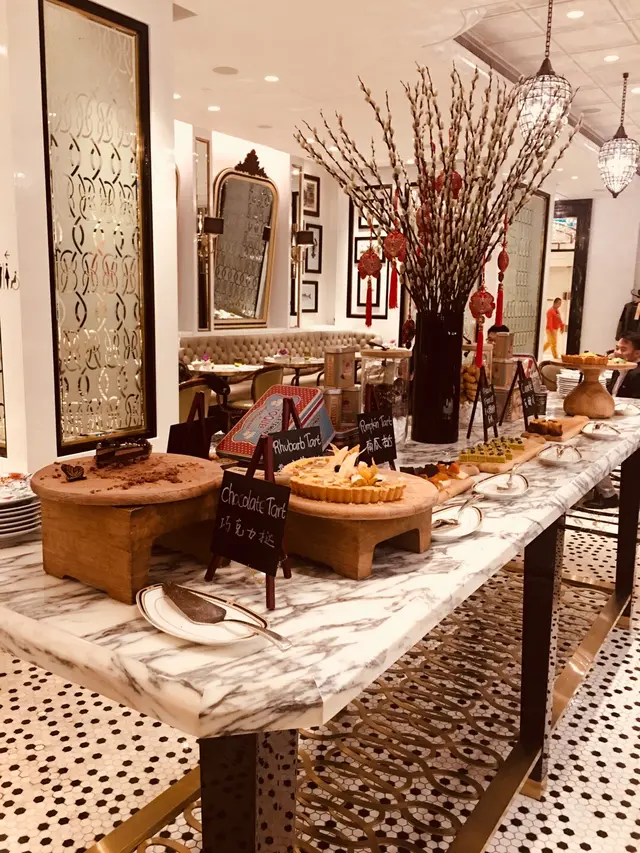 長枱放滿各款法式甜點