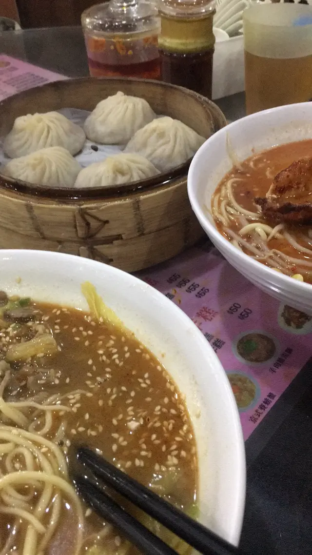 羊肉搶湯拉麵+小籠包+雞扒酸辣湯拉麵