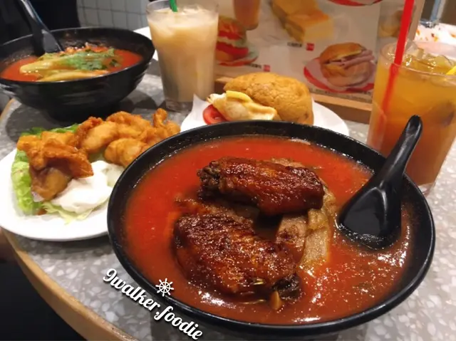 雞翼豬扒蕃茄米線