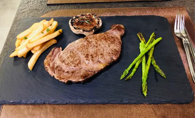 安格斯肉眼扒，除海鮮外，是最高價的主菜了不油不膩，五成熟也韌皮。