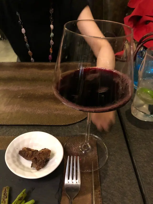 House  red  by  glass  -  Shiraz  ，澳洲的薜拉子，可靠可喜，很好的餐酒，另有一款58元的。