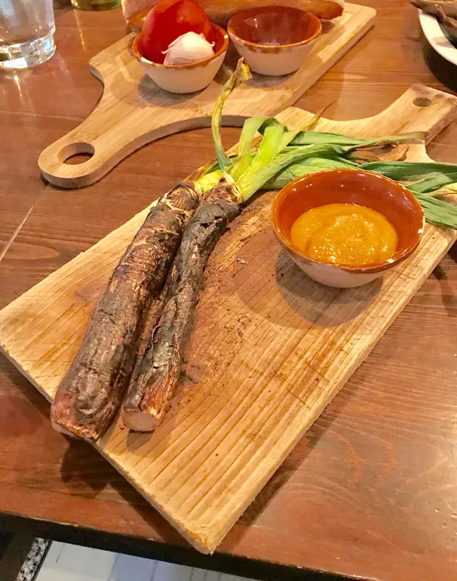 香烤西班牙冬日韭蔥配甜椒汁