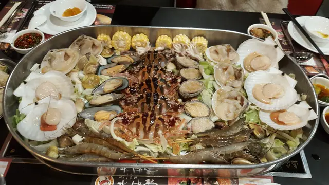 這是五人份量 的航母海鮮盛宴