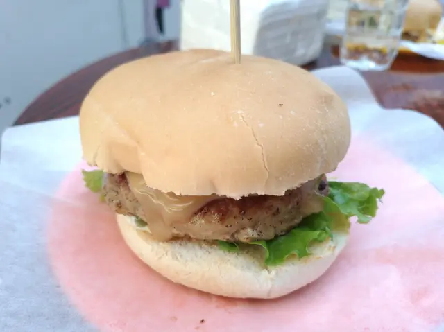 除咗有麻醬仲有沙律醬,完全係雙劍合璧