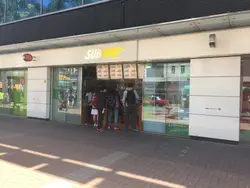地铁站出口，非常方便。
