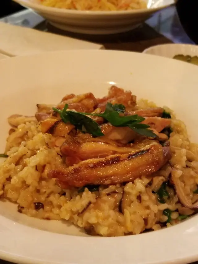 雞難食，一陣怪味，吾知喺咪蒜問題，不知叫什麼感覺，只有飯好味