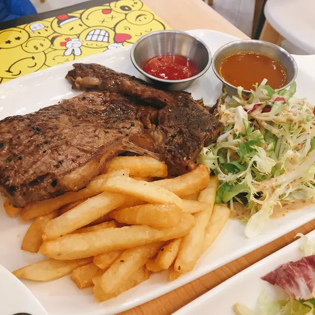 香煎肉眼扒配薯菜