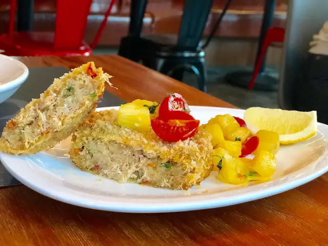 黃金蟹餅配菠蘿莎莎