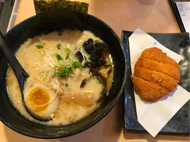 拉麵彈牙、湯底OK不膩、麻油很香