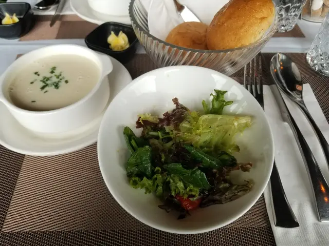 即焗香草餐包+新鮮開胃沙律菜+ 青蔥馬鈴薯濃湯