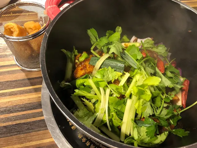 食之前要等雞煲煮6分鐘,
每2分鐘需搞拌一次,避免癡底,
最後將油炸鬼放埋落去一齊食,
食法幾特別~😏