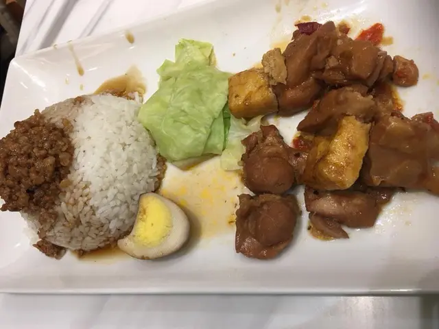 無骨香辣三杯雞肉燥飯