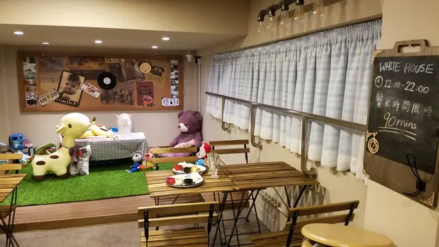 這是室外用的小餐枱及櫈，以木條拼在一起的設計有罅隙，擺放食物及飲品時要小心一點囉啊。